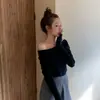 Suéter de un hombro color café para mujer, capa base de otoño e invierno, diseño sexy de hombros descubiertos, corte ajustado, top de punto chic, súper popular