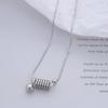 Collar con colgante de bola de acero con resorte multicapa de hilo de joyería europea y americana, pendientes pequeños con forma de oreja, traje de acero de titanio y oro de 18 quilates