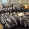 Conjunto de cama de quatro peças em gaze de camada dupla estilo nórdico, adequado para dormitórios estudantis, camas de solteiro ou casal, incluindo uma capa de edredom e um lençol de cama, e pode ser usado em todas as quatro estações