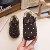 Zapatos para niña Zapatos Birkenstock 2026 invierno nuevos zapatos de princesa para niña zapatos casuales de lunares con felpa zapatos de algodón para bebé niña