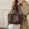 Bolsa Tote para o Dia a Dia com Padrão Trançado Feminina 2026 Nova de Verão High-End Retrô Bolsa de Ombro Único Bolsa de Mão de Grande Capacidade