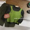 Novo conjunto de outono para meninas, estilo coreano, moderno colete de tricô verde para primavera/outono e calça cropped de veludo cotelê, qualidade de exportação