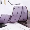 Suéter pequeno com estampa de coração em um lado, borda preta e laço feito à mão, material para artesanato, caixa de presente e fita para embalagem.