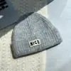 Chapéu de Lã Cinza com Patches Bordados de Letras, Chapéu de Tricô Solto para Cabeça Grande, Chapéu para Proteção Auricular contra Frio para Montanhismo no Outono e Inverno