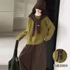 Conjunto estilo Maillard para meninas para outono e inverno de 2026, novo estilo para meninas mais velhas, apresentando um suéter tipo xale e calças de veludo cotelê de perna larga para primavera e outono