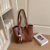 Bolso de hombro casual retro de gran capacidad, color liso, moda, diseño simple nuevo 2026, adecuado para el trabajo y los desplazamientos, bolso tote de moda para llevar debajo del brazo