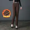 8112 Calça de Lã de Algodão Europeia para Mulheres de Meia-idade Calça de Lã para Mulheres de Meia-idade Skinny Reta Calça de Mãe Inverno Veludo