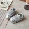 Tênis infantis antiderrapantes de sola macia, novo modelo de outono para meninas, sapatos casuais florais fofos com velcro, sapatos leves para meninas