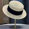 Chapéu Plano Vazado Estilo Francês para Mulheres, Novo Chapéu de Palha Fino de Verão, Chapéu de Sol que Faz o Rosto Parecer Menor, Chapéu de Proteção Solar para Férias na Praia