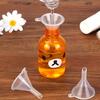 Los fabricantes suministran embudos para empaquetar perfumes, herramientas, embudos de plástico para perfumes, botellas, líquidos, embudos pequeños.