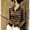 Nueva colección Otoño-Invierno 2026 para mujer: un cárdigan de punto elegante, ajustado y que realza la figura, con un diseño de rayas en contraste y cierre de cremallera