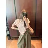 Camiseta Manga Curta Gola V Verde Oliva com Borda Dobrada para Mulheres, Estilo Coreano de Verão, Solta e Relaxada, Sensação de Nicho de Alta Qualidade, Blusa Casual que Valoriza a Figura