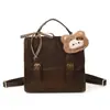 Mochila Estilo Preppy Retrô com Fivelas Duplas 2025 Nova Moda Bolsa de Mão de Luxo Bolsa de Ombro para o Dia a Dia em Relevo