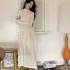 Vestido de punto estilo coreano con cuello alto medio para mujer, nueva colección otoño/invierno 2026, patchwork de color liso, moderno y favorecedor.