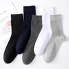 Calcetines de primavera y verano para hombre, calcetines casuales de negocios, calcetines transpirables y absorbentes del sudor para hombre, fabricantes de fuentes, calcetines de otoño para hombre al por mayor.