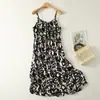 Foto Real de um Vestido Longo Elegante Estilo Preguiçoso com Estampa Floral e Alças Finas, Estilo Verão para Férias na Praia