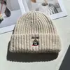 Gorro tejido bordado negro y rosa, gorro de invierno de punto con pingüino, gorro de lana pequeño y cálido que favorece la cara de la mujer, estilo casual americano con puño