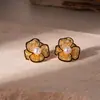 Brincos de Prata Banhados a Ouro 18K com Agulha de Prata, Flor e Pérola, Brincos de Luxo Acessível de Alta Qualidade, Brincos de Moda Transfronteiriços Europeus e Americanos para Mulheres