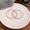 Brincos de Argola Redondos Grandes Metálicos de Personalidade Exagerada Europeus e Americanos para Mulheres Versátil Temperamento Orelhas de Celebridade da Internet Brincos de Tarraxa Ornamentos de Orelha