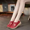 Sapatos Femininos Versáteis de Couro 2026 Outono e Verão Novos Sapatos de Solado Grosso para Meia-Idade e Idosos Sandálias Respiráveis Populares Sapatos Casuais para Mãe