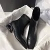 Punta cuadrada, tacón grueso, cierre trasero, tacón medio, elegante, diseño calado, tacón de forma única, botas de moda ajustadas