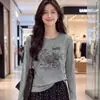 Camiseta de manga larga para mujer, corte regular, longitud corta, con estampado de letras retro americanas y cerezas, capa base para otoño 2026