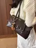 Bolsa Baguete de Mão Flip Top de Luxo Feminina Nova Outono/Inverno 2026 Pequena de Nicho Versátil para o Dia a Dia Bolsa de Ombro Bolsa de Braço