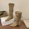 Botas de Puxar com Salto Anabela e Fivela de Tira Cruzada Estilo Outono/Inverno Botas Elegantes para o Trabalho com Bico Quadrado e Pelo Acumulado Combinadas com Saias