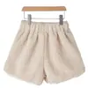 Shorts de lã de cordeiro para meninas para usar ao ar livre no outono e inverno 2026 novo estilo calças de bota de pelúcia infantis calças casuais grossas estilosas para bebê