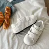 Tênis Brancos Velcros Modelo Novo 2026 para Mulheres, Bolinhas, Versátil com Saias, Tênis de Treino Alemão, Sapatos Casuais Confortáveis e Leves