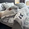 2026 Nuevo Juego de Cama de Leche Espesa de Invierno de Cuatro Piezas Funda de Edredón Gruesa y Cálida Juego de Sábanas de Tres Piezas Suministros