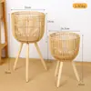 Suporte de Flores de Rattan Trançado Personalizado para Chão Sala de Estar Planta Suporte de Flores Trançado de Bambu Varanda Rabanete Verde Suporte de Flores Único Trançado Aumentador de Altura