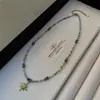 El Collar de Girasol Tiene Colores Contrastantes y un Zircón Azul Fresco y de Alta Gama Que Te Hace Ver Más Blanco y Elegante. Es Adecuado para el Trayecto Diario