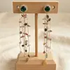 Diamante Principal Verde Vintage con Borlas de Piedras de Colores, Cadena Fina de Oro Multicapa con Colgantes de Piedra Triturada, Mostrando Elegancia y un Estilo Único para Mujeres