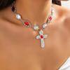 Collar con colgante de aleación cruzada estilo palacio de joyería transfronteriza europea y americana con incrustaciones vintage de piedras preciosas rojas y cadena de clavícula