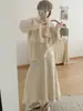 Conjunto Elegante de Duas Peças para Outono e Inverno 2025: Suéter Macio com Flor em Relevo e Cachecol com Saia de Tricô para Mulheres