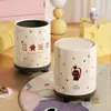 Lixeira fofa de desenho animado com rodas, grande capacidade para uso doméstico, adequada para sala de estar e quarto, recipiente de armazenamento em formato de torrada, maçã ou gato