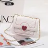 Bolso de Mujer de Guangzhou Bolso Cruzado de Cadena Listo para Usar Rombo Blanco y Negro en Forma de Corazón Casual Versátil Bolso de Hombro de Gama Alta para Mujer