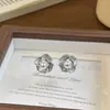 Aretes de Perla Camelia Plateado Mate para Mujer, Suaves y Elegantes, Diseño Único, Aretes Versátiles y de Nicho