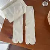 Meias femininas finas de algodão para primavera e outono, algodão de Xinjiang, sem costura, anti-pilling, disponíveis em preto, branco e cinza, comprimento médio da panturrilha, projetadas para serem usadas com sapatos de pele de ovelha, meias de dois dedos