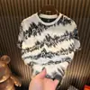 Top Masculino Brilhante Rasgado com Estampa de Estrelas e Letras para o Ano Novo, Item de Moda Tendência de Luxo com Manga Curta e Gola Redonda