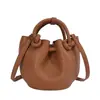 Bolsa de mão vintage de alta qualidade para mulheres, nova moda 2026, bolsa transversal estilosa e versátil, bolsa tipo saco texturizada para o dia a dia