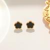 Acero de titanio nuevo pendientes de botón de flor de cinco pétalos traje de collar diseño de nicho sentido de diseño collar y pendientes de flor de concha blanca y negra para mujeres