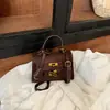 Bolso pequeño exquisito y moderno para mujer, nuevo bolso cruzado versátil de moda 2026, bolso de mano popular para otoño e invierno, bolso cuadrado pequeño