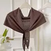 Cachecol triangular de tricô liso estilo coreano, um lenço de cabeça, xale, aquecedor de pescoço e cachecol de pescoço moderno e versátil para mulheres, perfeito para o outono e inverno