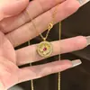 Colar Bússola Borboleta Giratória Full Diamond Modelo Novo 2026 Estilo Exquisito de Luxo Leve Corrente para Clavícula Feito Sob Medida