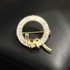 Broche Elegante em Forma de Guirlanda Estilo Fita Micro-Incrustado com Zircônia Moda Simples e Sofisticada Alfinete de Segurança Anti-Exposição Venda por Atacado