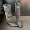 Design Botas Longas Salto Bloco Cano Alto Nicho Bico Fino Botas Outono Inverno Botas de Cavaleiro Fivela de Cinto Amassado 2026 Panturrilha Larga Novo Estilo
