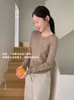 Camiseta Base AMOMI de Manga Larga con Cuello Henley y Cintura de Media Luna para Mujer, Nuevo Estilo Coreano de Principios de Otoño 2026, Ajuste Delgado Simple