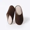 Novas Pantufas de Casa Femininas Outono/Inverno Estilo Japonês Casal Impermeáveis Internas Antiderrapantes Silenciosas de Chão Algodão Unissex para Todas as Estações